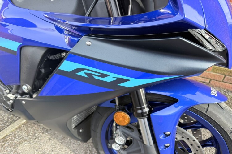 YAMAHA R1