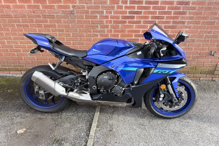 YAMAHA R1
