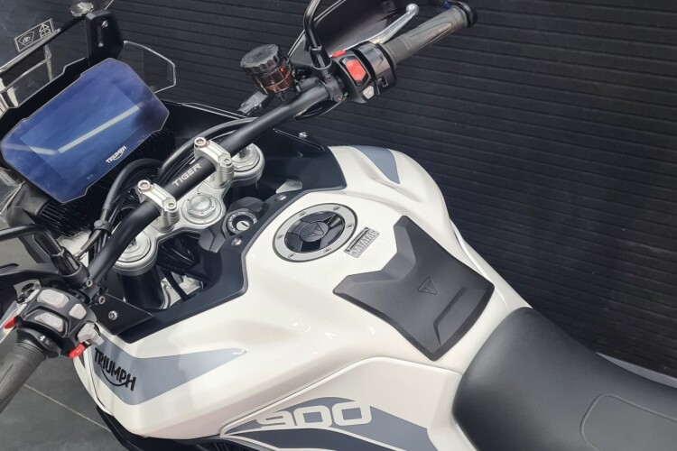 TRIUMPH TIGER 900