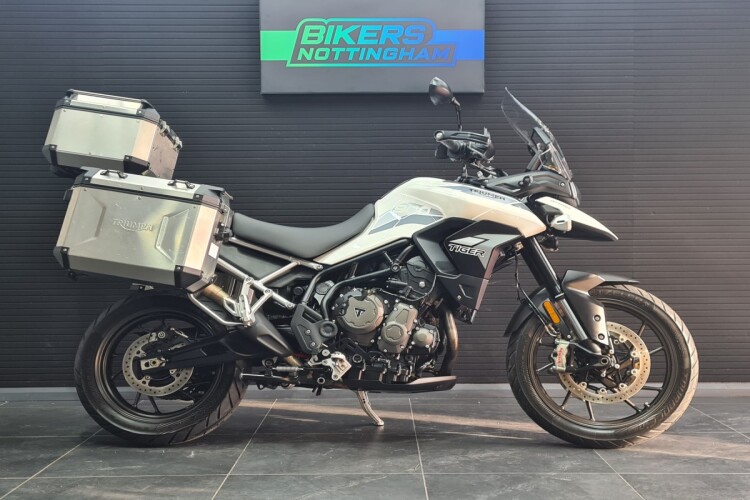 TRIUMPH TIGER 900