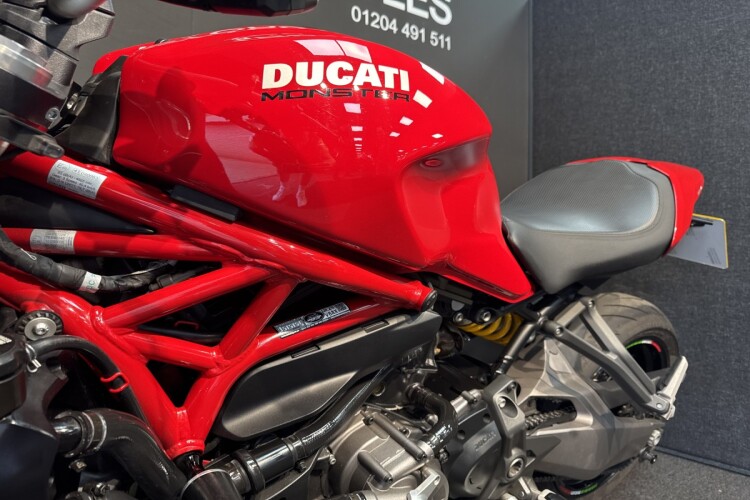 DUCATI MONSTER 821