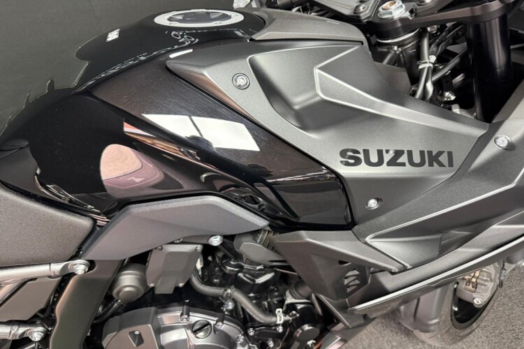 SUZUKI GSX-8R