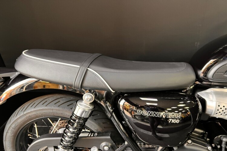 TRIUMPH BONNEVILLE T100