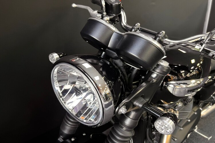 TRIUMPH BONNEVILLE T100