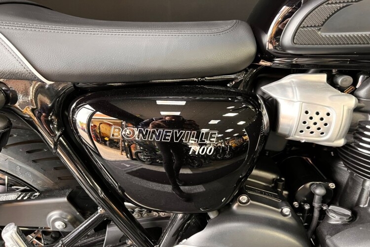 TRIUMPH BONNEVILLE T100