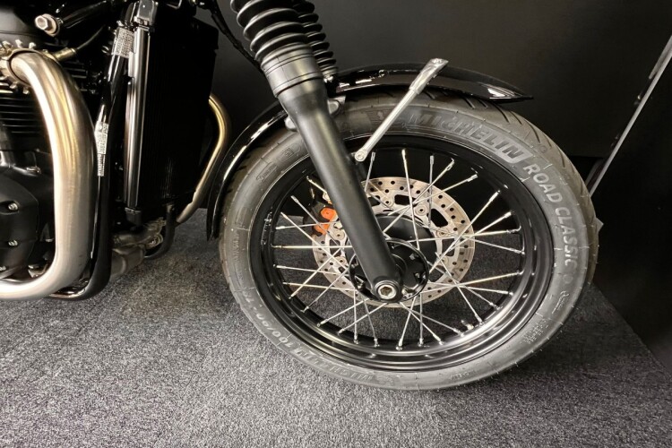 TRIUMPH BONNEVILLE T100