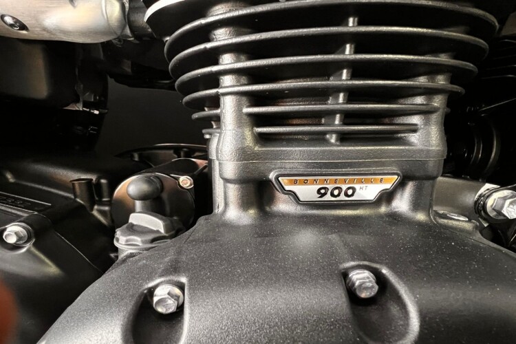 TRIUMPH BONNEVILLE T100