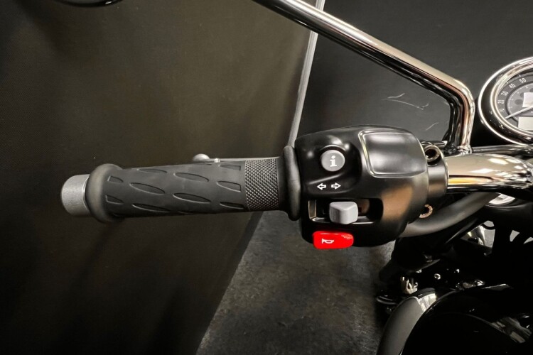 TRIUMPH BONNEVILLE T100