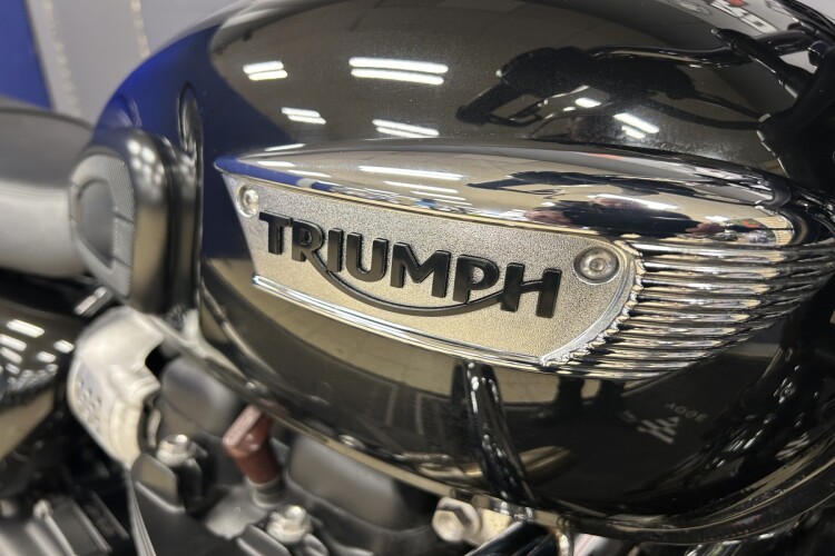 TRIUMPH BONNEVILLE T100