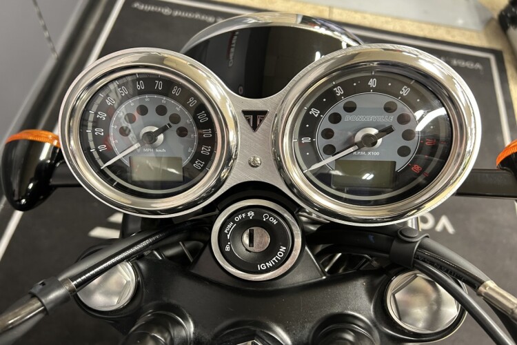 TRIUMPH BONNEVILLE T100