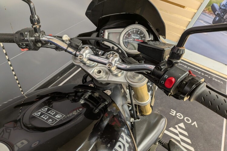 TRIUMPH STREET TRIPLE 675