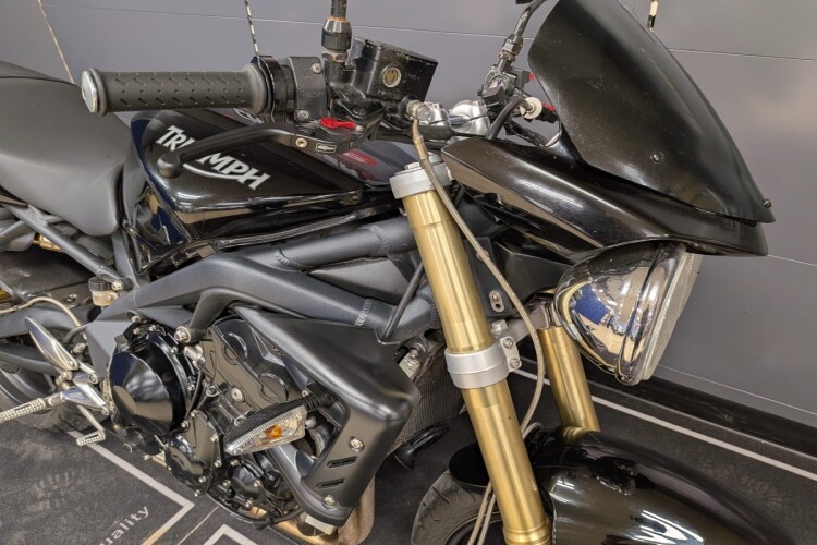 TRIUMPH STREET TRIPLE 675