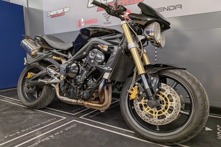 TRIUMPH STREET TRIPLE 675