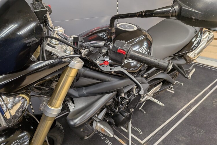 TRIUMPH STREET TRIPLE 675