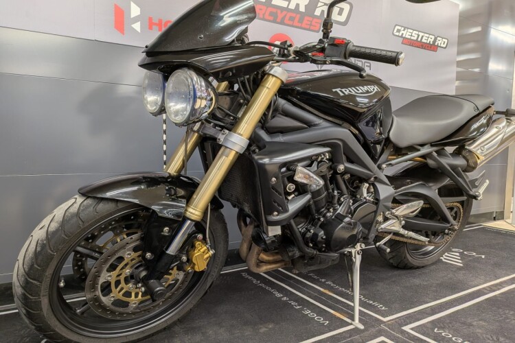 TRIUMPH STREET TRIPLE 675
