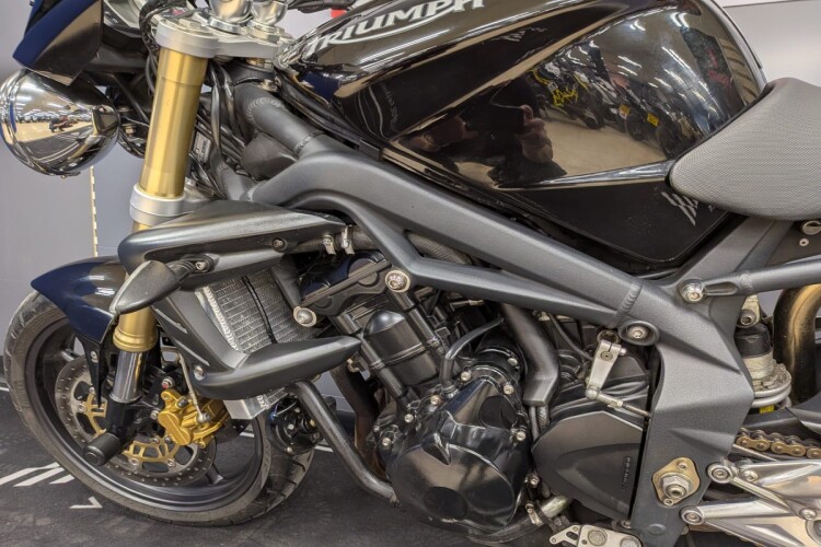 TRIUMPH STREET TRIPLE 675