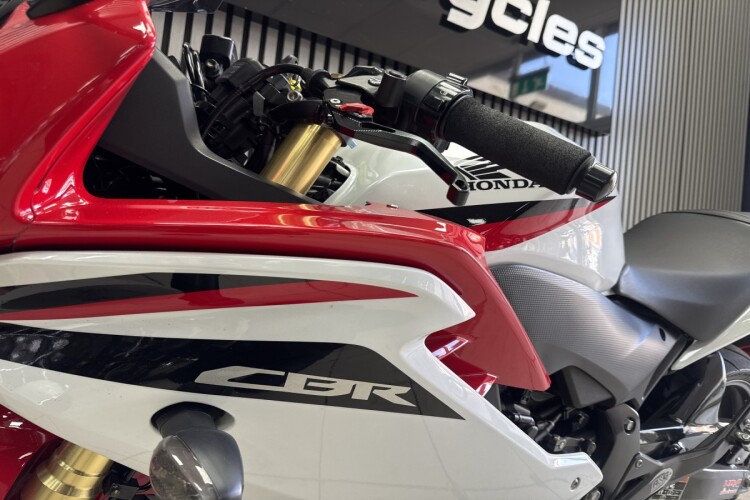 HONDA CBR650F
