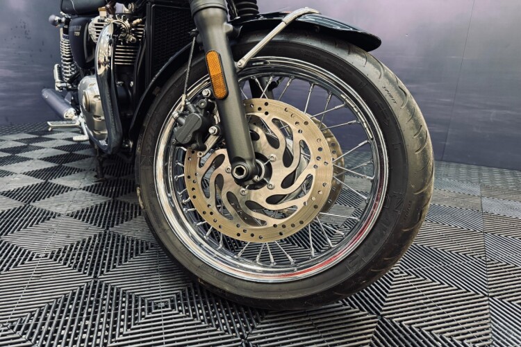 TRIUMPH BONNEVILLE T120