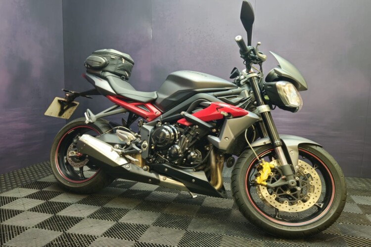 TRIUMPH STREET TRIPLE 675