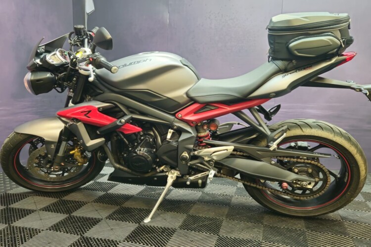 TRIUMPH STREET TRIPLE 675