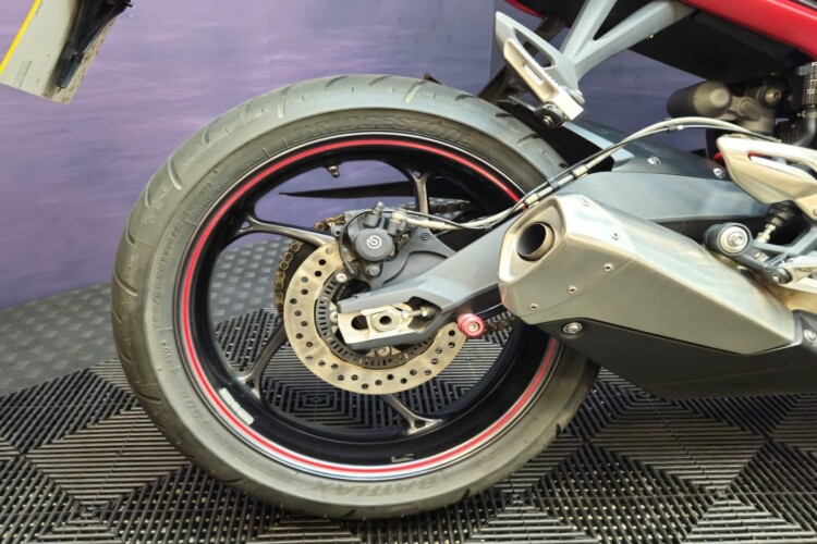 TRIUMPH STREET TRIPLE 675