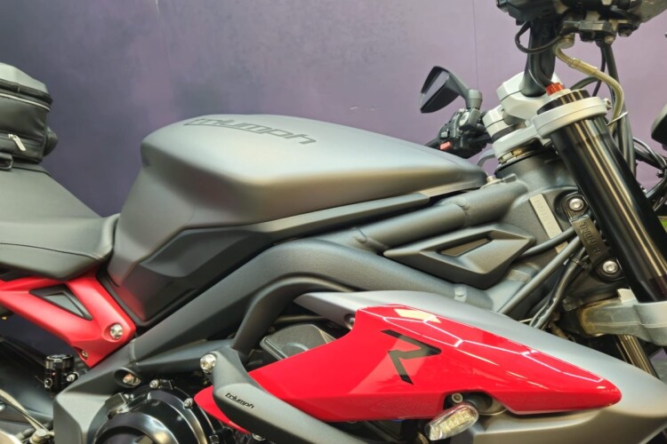 TRIUMPH STREET TRIPLE 675