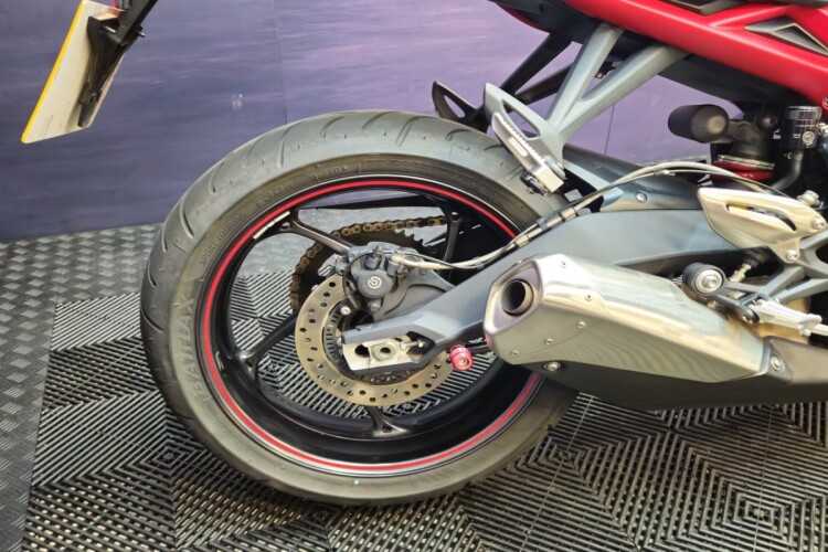 TRIUMPH STREET TRIPLE 675