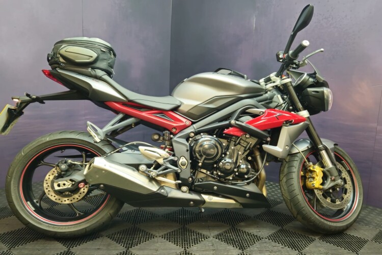 TRIUMPH STREET TRIPLE 675