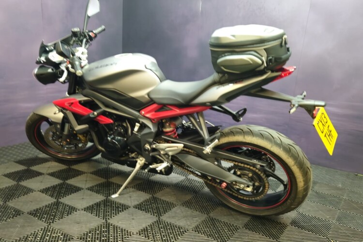 TRIUMPH STREET TRIPLE 675