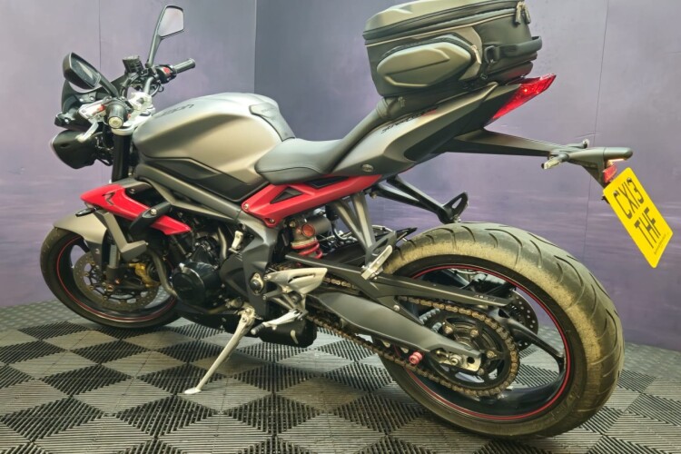 TRIUMPH STREET TRIPLE 675