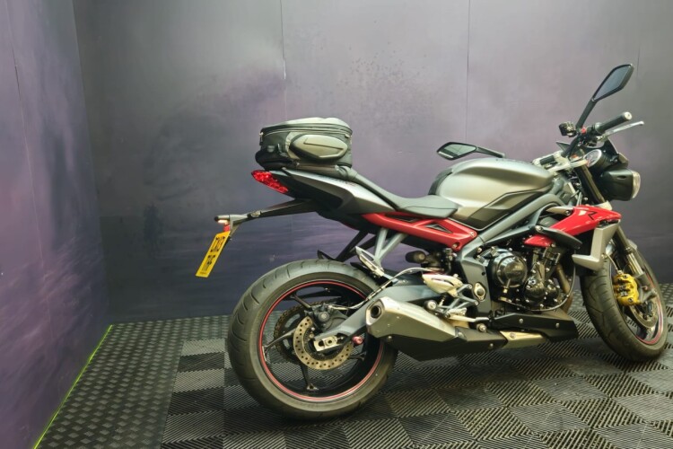 TRIUMPH STREET TRIPLE 675