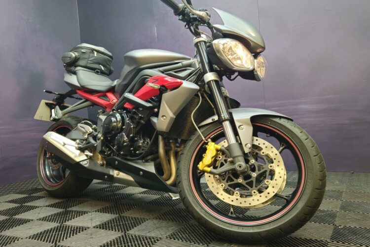 TRIUMPH STREET TRIPLE 675