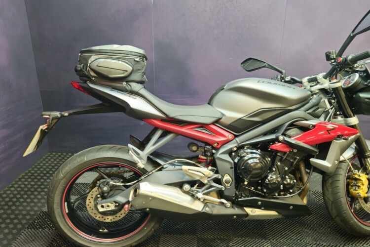 TRIUMPH STREET TRIPLE 675