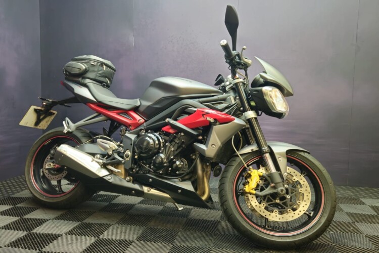 TRIUMPH STREET TRIPLE 675