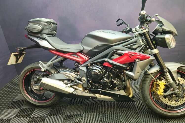 TRIUMPH STREET TRIPLE 675