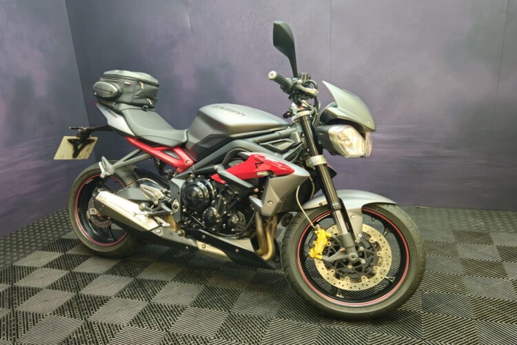 TRIUMPH STREET TRIPLE 675