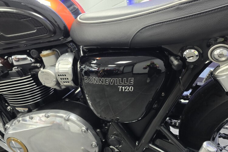 TRIUMPH BONNEVILLE T120