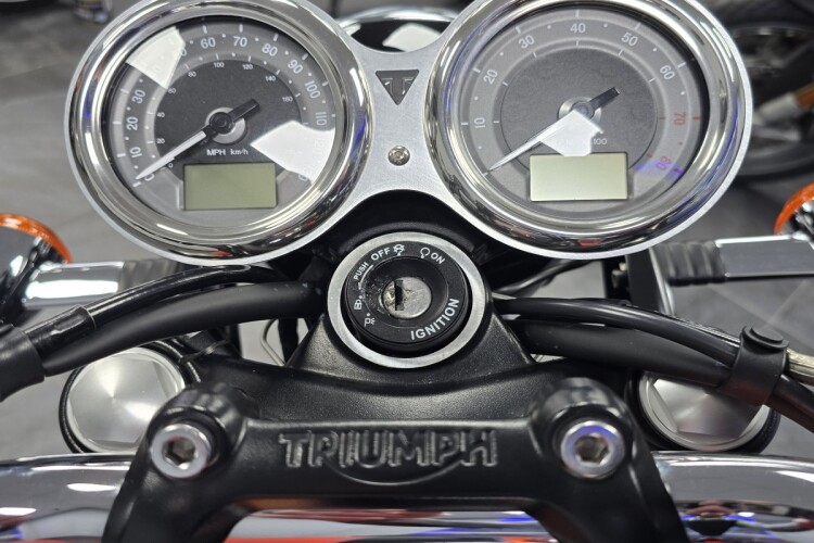 TRIUMPH BONNEVILLE T120