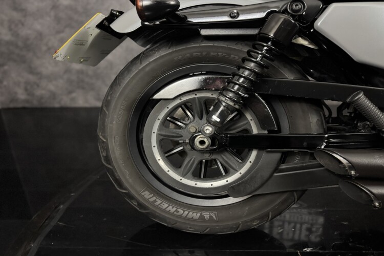 HARLEY DAVIDSON XL 883 N IRON 18