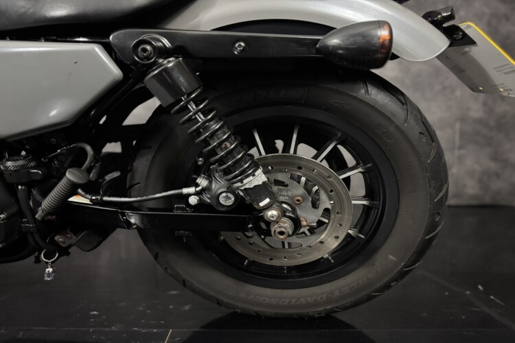 HARLEY DAVIDSON XL 883 N IRON 18