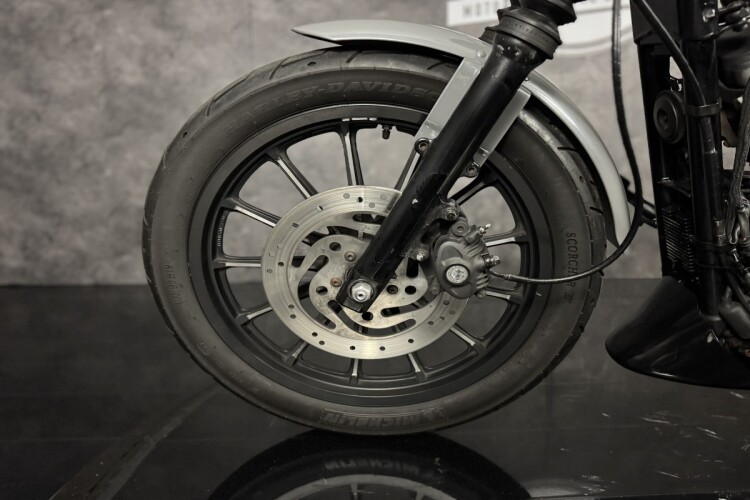 HARLEY DAVIDSON XL 883 N IRON 18