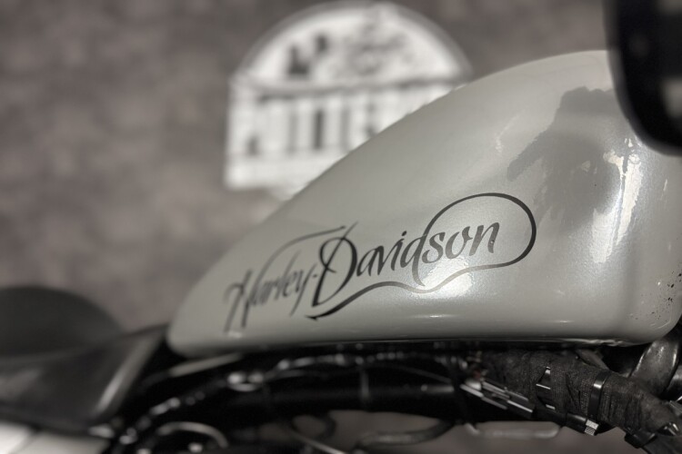 HARLEY DAVIDSON XL 883 N IRON 18