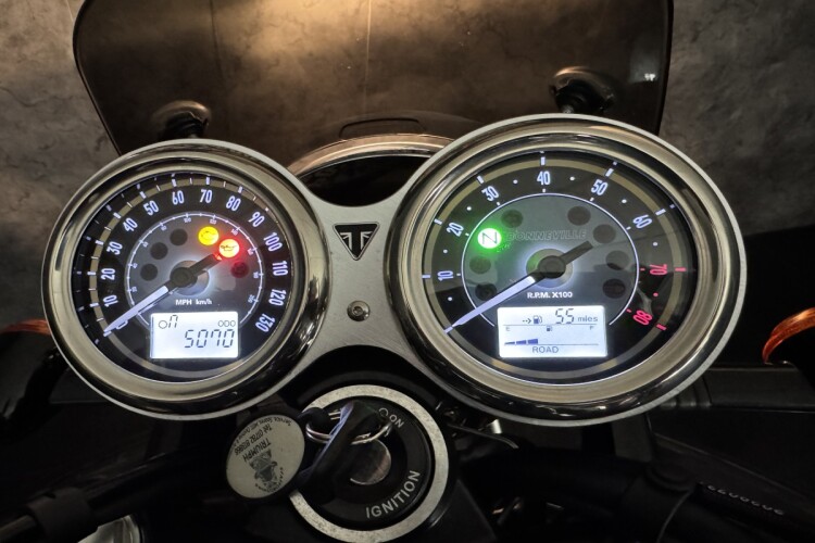 TRIUMPH BONNEVILLE T100