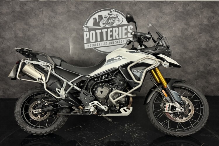 TRIUMPH TIGER 900