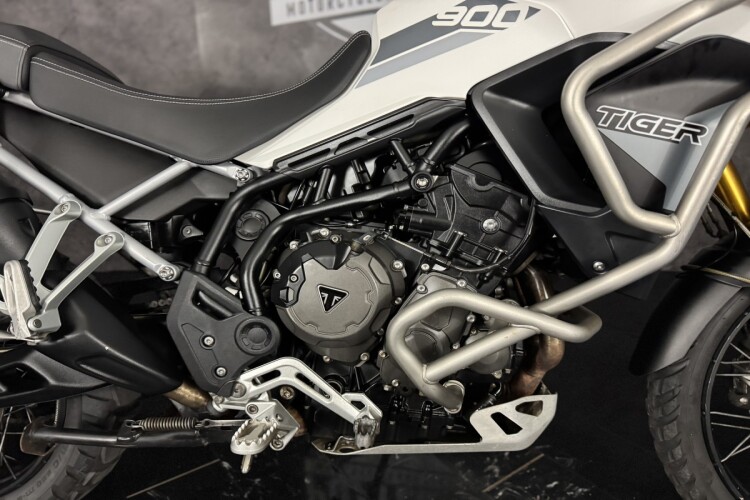 TRIUMPH TIGER 900