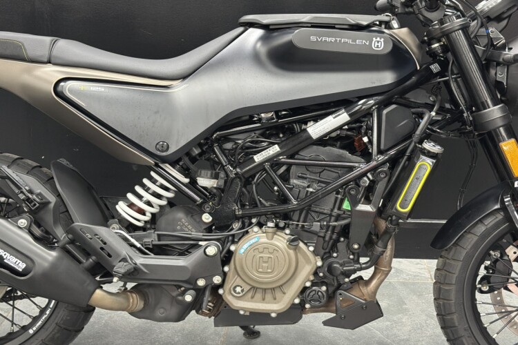 HUSQVARNA SVARTPILEN 125