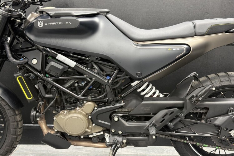 HUSQVARNA SVARTPILEN 125