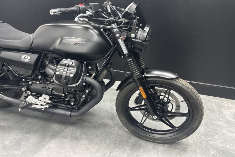 MOTO GUZZI V7