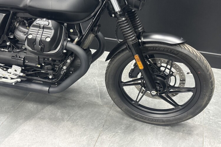 MOTO GUZZI V7