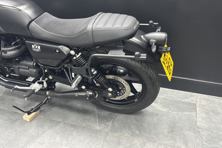 MOTO GUZZI V7